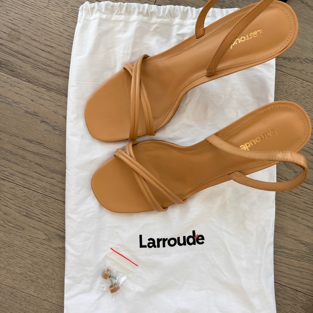 Larroudé Annie sexy minimal strappy Sandal in beige/tan leather NWOT size 10